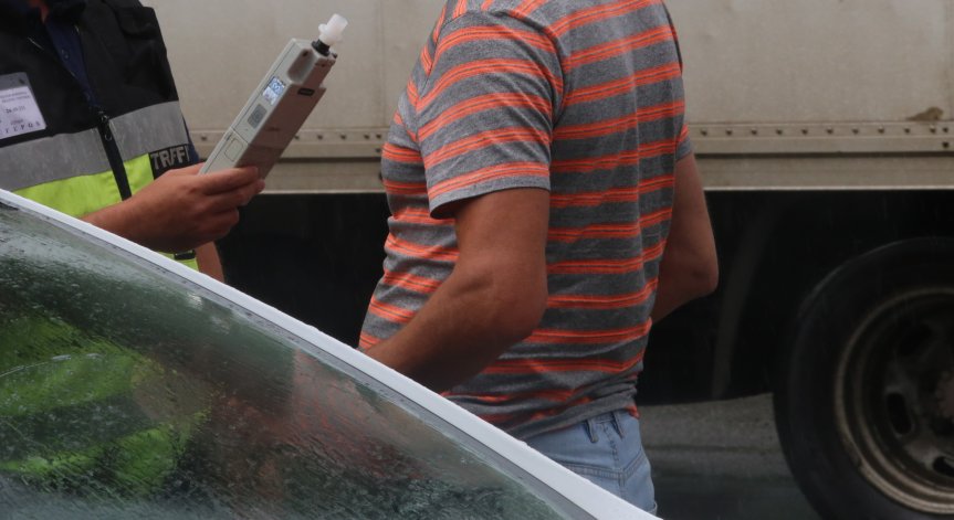 Хванаха пиян шофьор във Вършец, нямал книжка, а колата била без номера