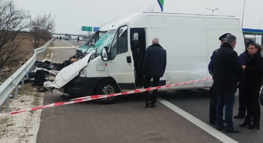 Пипнаха шофьор, ескортирал буса с мигранти, който се заби в мантинела на 