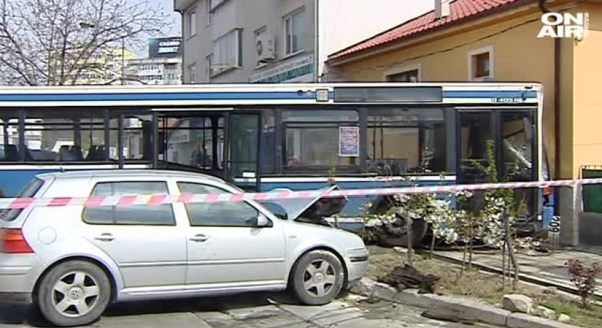 Двама остават в болница след катастрофата с автобус във Варна