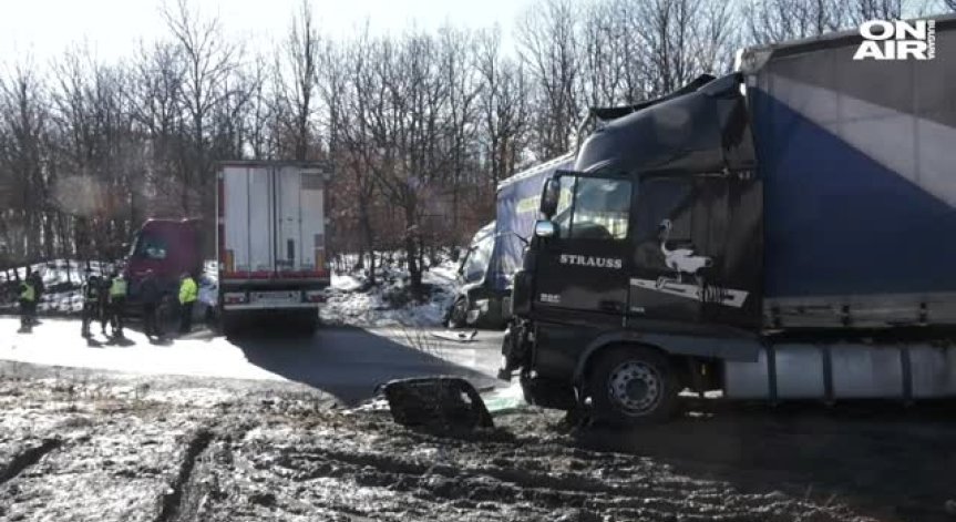 Верижна катастрофа между три тира затвори за часове Е-79