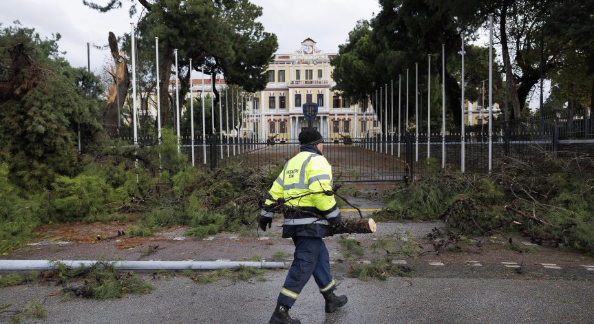 Заради голямото количество вода беше наводнена и националната магистрала Янина - Превеза.