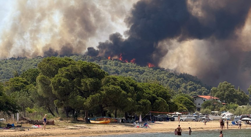 Помощ оказват и строителни машини.