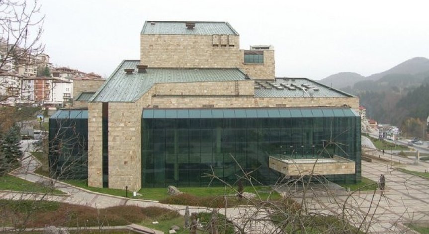 Месечните заплати са се увеличавали в пъти през различни месеци.