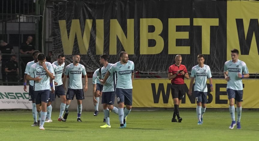 Двама футболисти от 