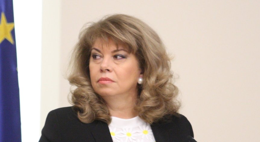 Цинично е да се говори за нови избори, преди да са минали тези, коментира Йотова.