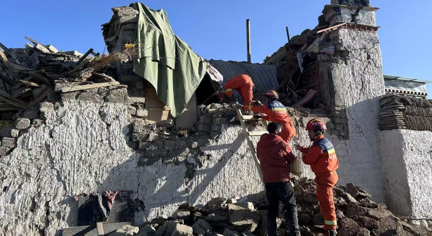 Евакуират жители.