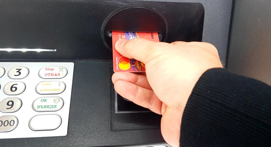 На съд: 41-годишен пазарувал незаконно с банковите на карти на две жени