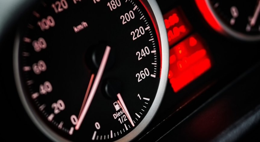 20-годишен гони лайкове, шофирайки с 260 км/ч при ограничение 50 км/ч