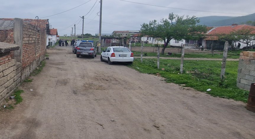 Музика се носи в село Маноле денем и нощем: 