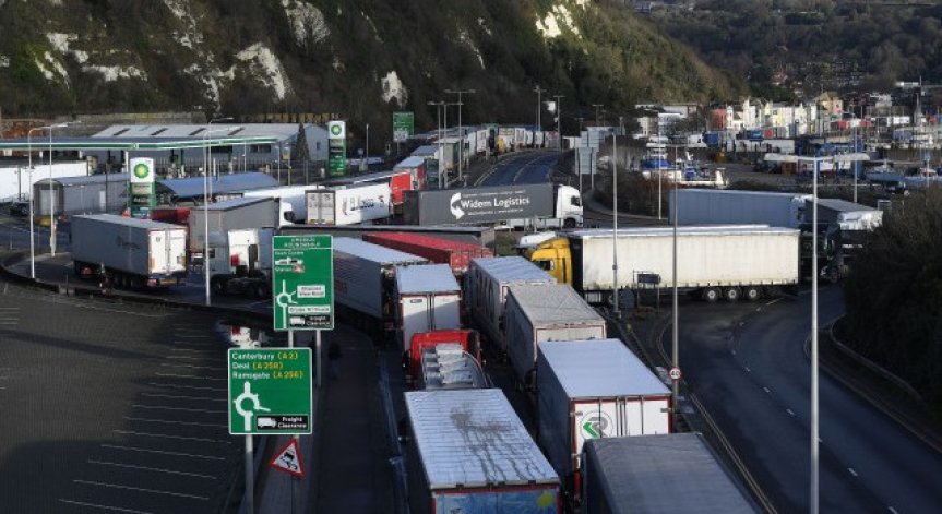 МВнР: Трафикът на камиони към Дувър се движи бавно