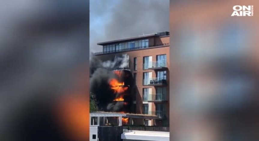 Огромен пожар обхвана жилищна сграда в Лондон