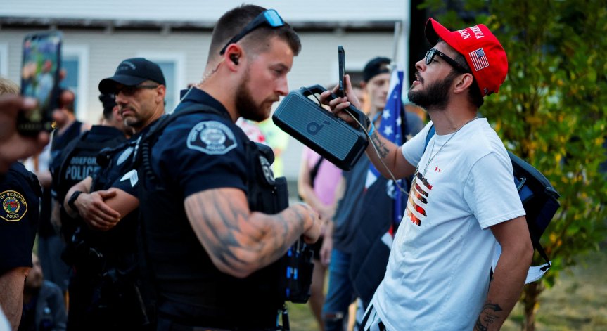 Колумбийски мигрант е убитият от агент на IC при акция в щата Мейн