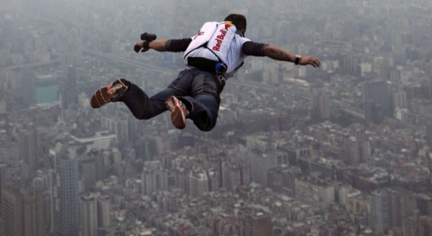 Вицепрезидент на корпорацията Google подобри рекорда на Феликс Баумгартен