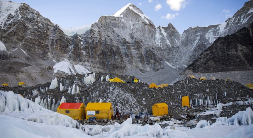 Базовият лагер на Еверест се превърна в огнище на коронавируса