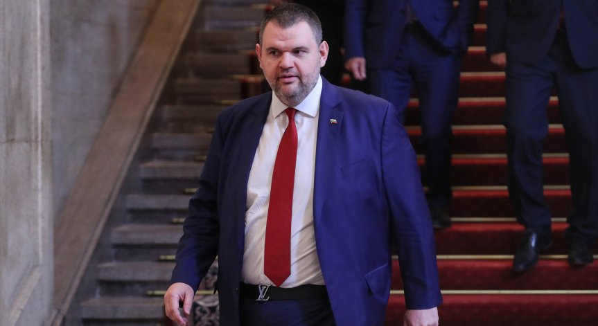 Пеевски: Решението на съда да освободи директора със скритите камери е груба провокация