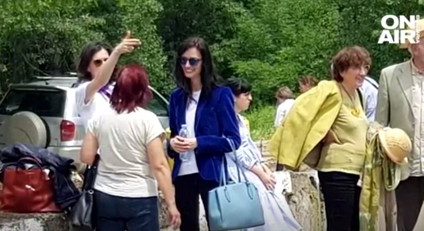 Заради авария на два локомотива - ето къде в Родопите се озова Мария Габриел