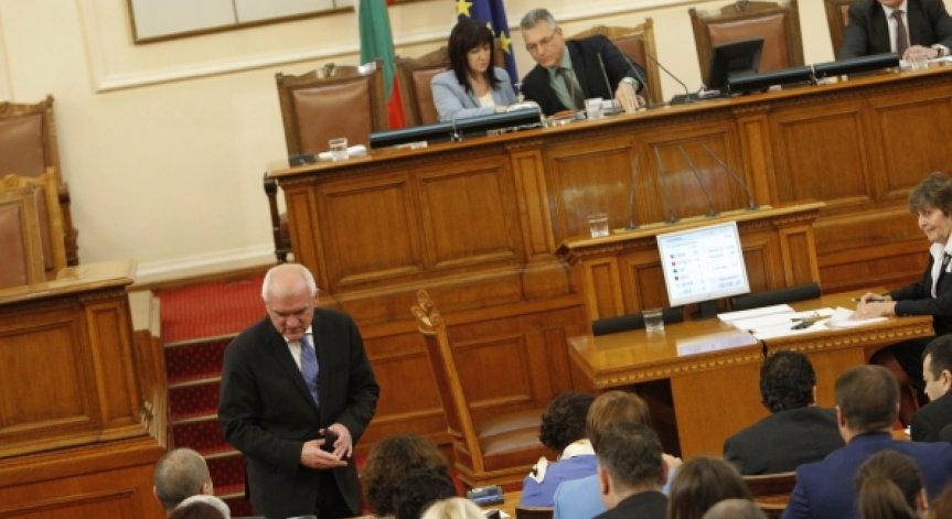 Рамадан Аталай припадна на влизане в парламента