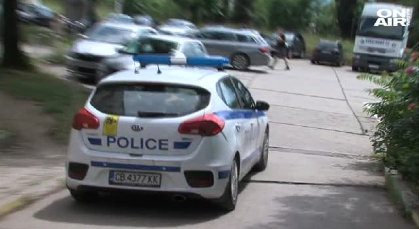 Пистолетът в офиса на шефа на КАТ Благоевград – чужд, а парите – за турнир…