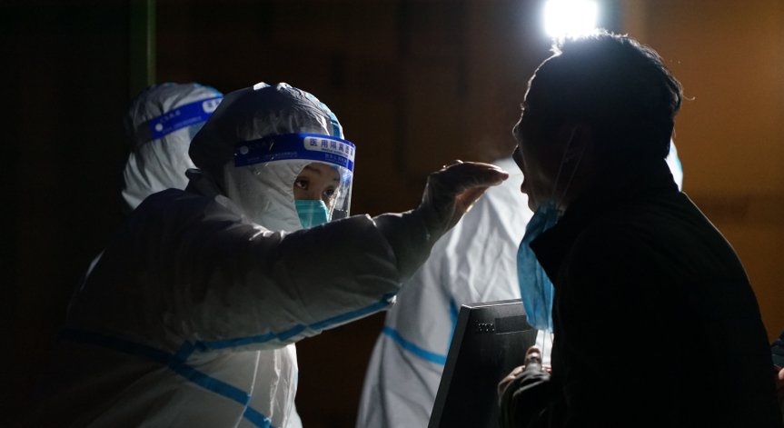 Огнище на коронавирус в китайски град, уволниха висши членове