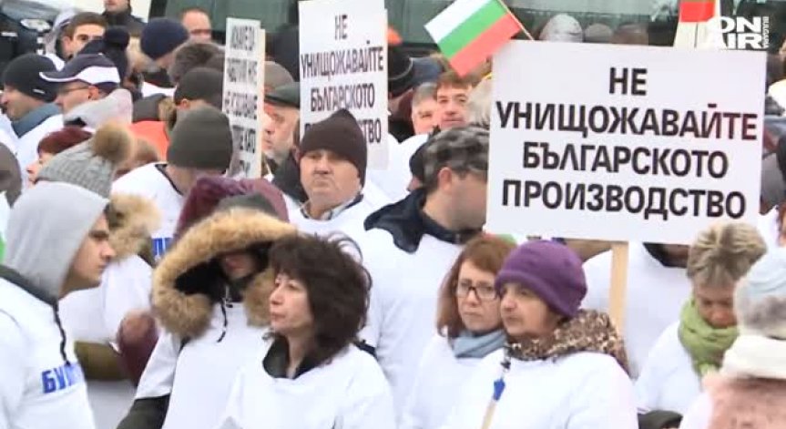 Служители в 