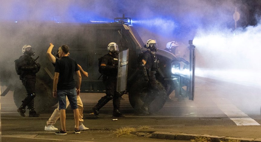 Подкрепата на Москва за Вучич усложнява кризата.