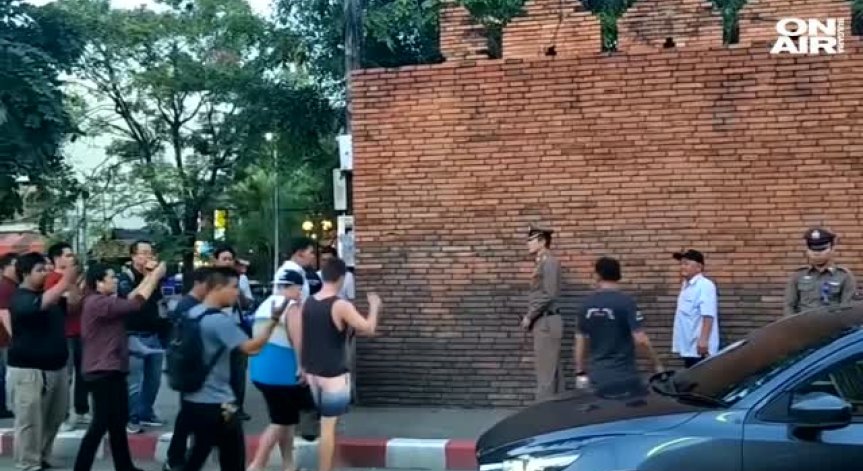 10 години затвор за туристи, надраскали културен паметник в Тайланд