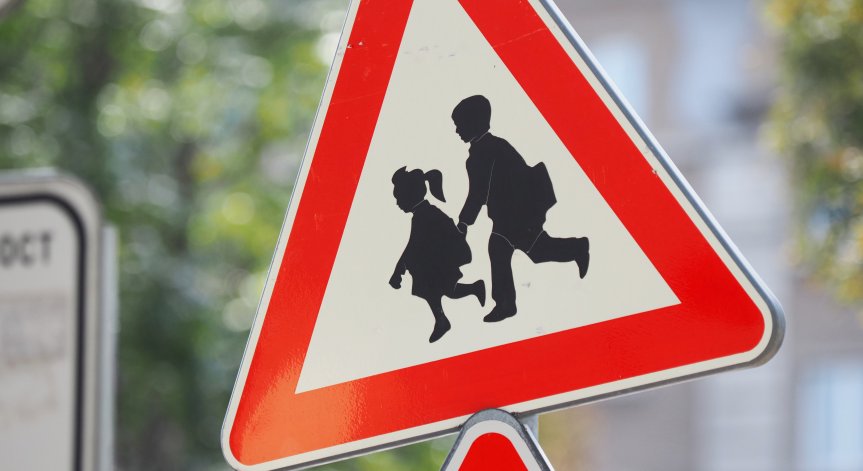 63-годишен шофьор блъсна две деца на пешеходна пътека в Разградско