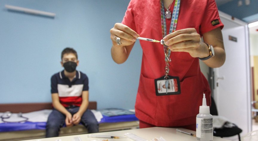 Позволяват бустерна доза след 3 месеца с една от ваксините за деца от 12 до 17 г.