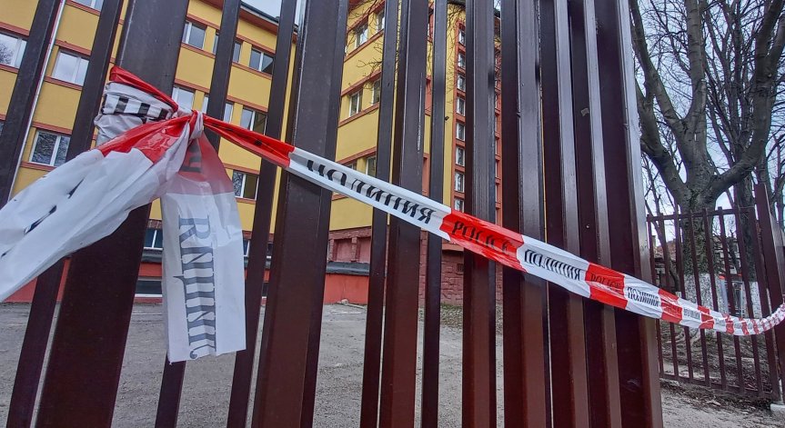 Сигнали за бомба затвориха две училища в страната