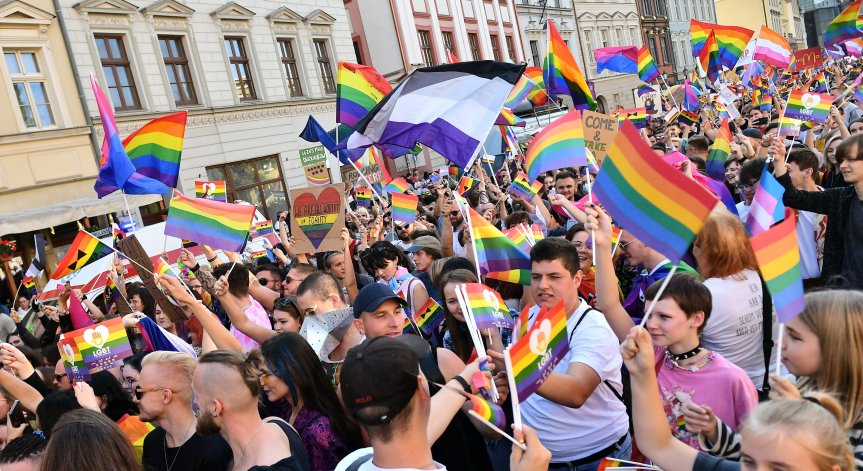 Супермаркети дават платен отпуск на служителите си при смяна на пола