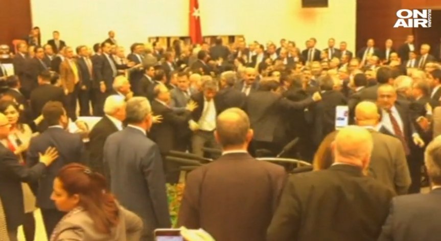 Бой в турския парламент