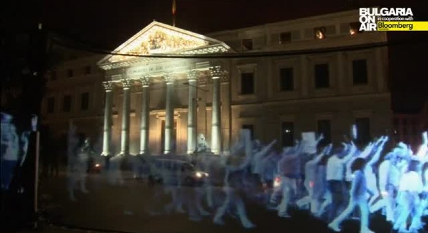 Протест с холограма пред испанския парламент