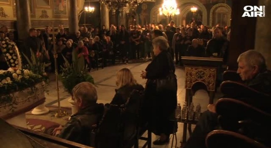 Стотици русенци се сбогуваха с Виктория Маринова