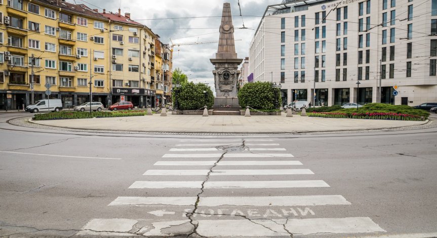 Кошмар за шофьорите в центъра на София, избягвайте кръговото при паметника на Васил Левски