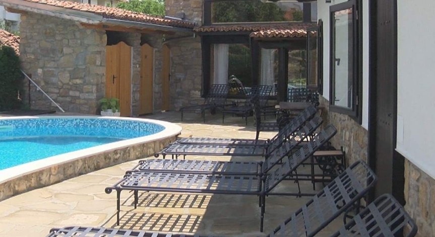 За проверка: Паркинг, превърнат във фитнес, къща за гости е личен дом