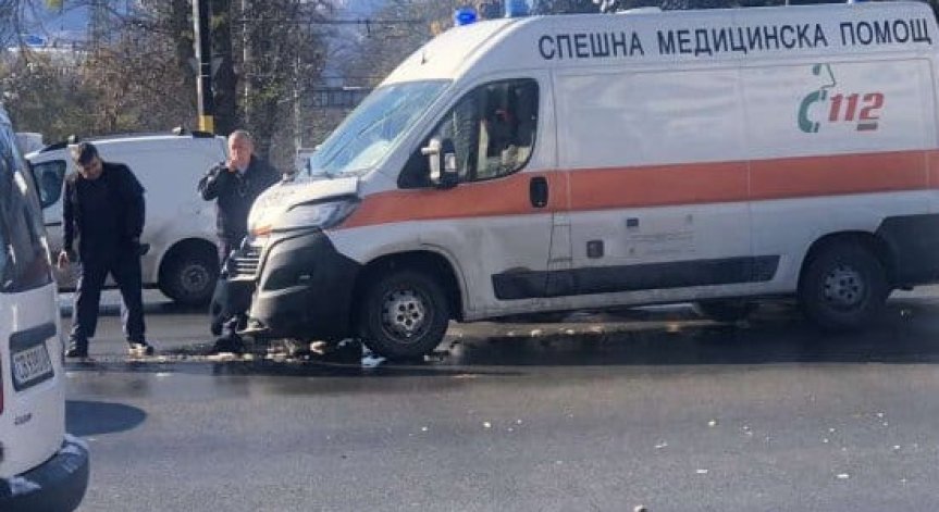 Кола удари линейка с пациент на Орлов мост, друга се заби в автобус