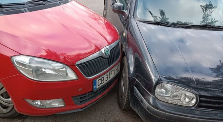 Кола без шофьор катастрофира на столичен паркинг