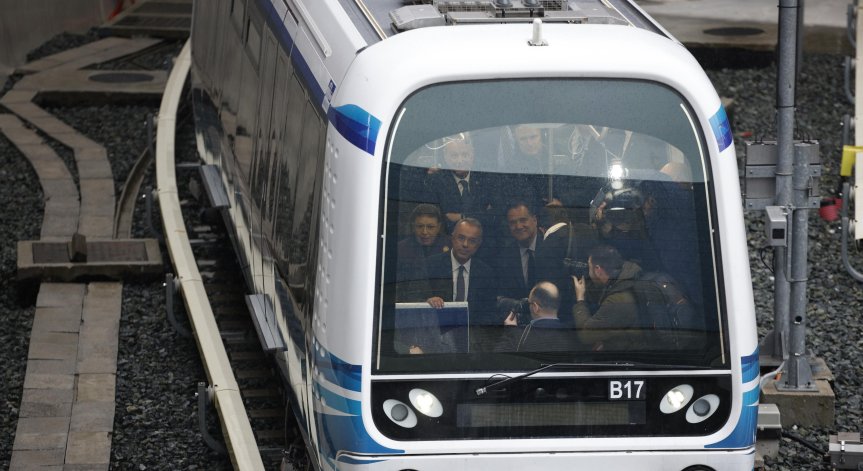 Прекъсването на електрозахранването между две станции на метрото е причината.