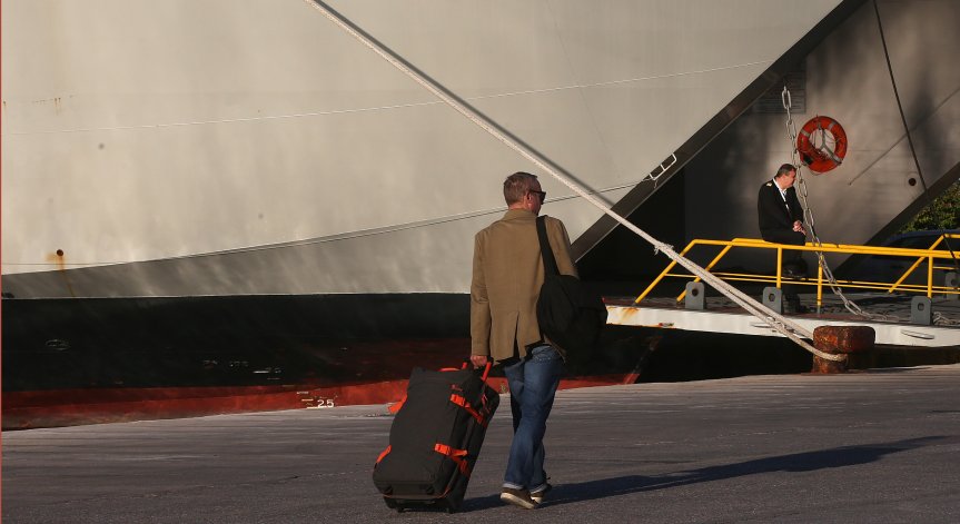 Затварянето на портовете блокира напълно трансфера на фериботите и островите останаха без връзка.