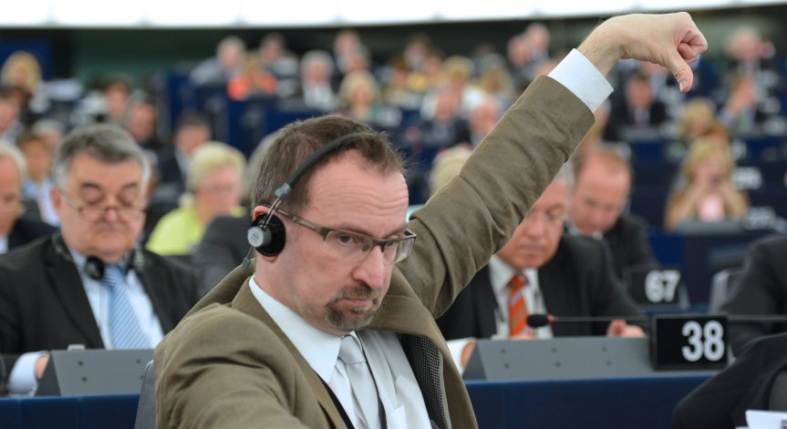 Депутат от партията на Орбан, участвал в гей партито в Брюксел, подаде оставка