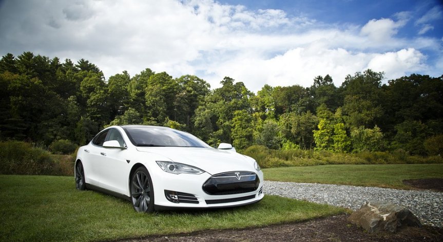 Собственици на Tesla останаха заключени в автомобилите си