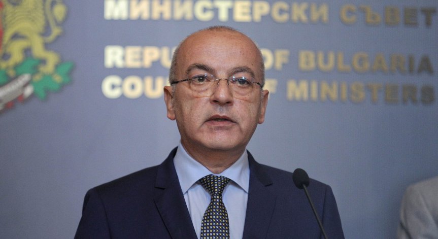 Гълъб Донев нареди проверка на договора на Лена Бориславова и др. с кабинета 