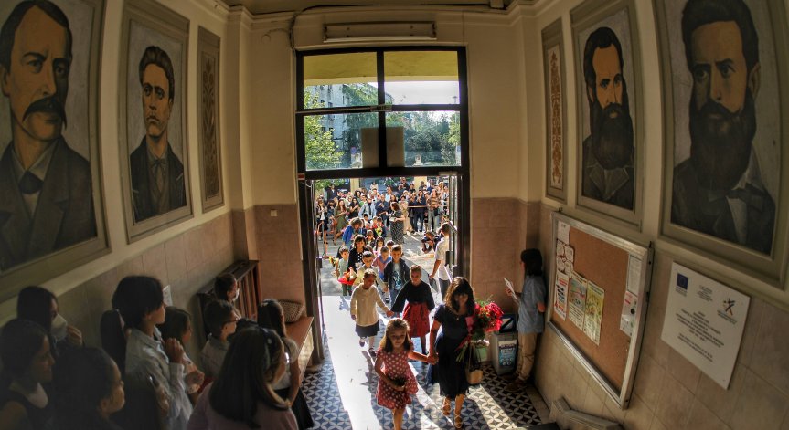 МОН прави пълна ревизия на учебния материал по предметите от I до X клас