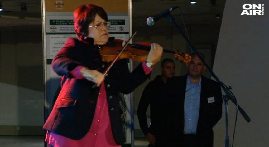 Татяна Дончева откри предизборната кампания с цигулка