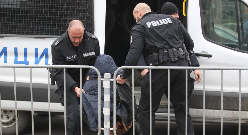 Според съда има опасност задържаните да се укрият или да извършат ново престъпление.