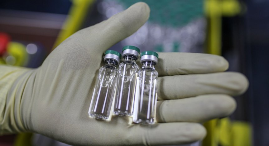 Робот поставя ваксини без игла