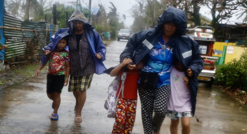 Прогнозират високи вълни до 14 метра.