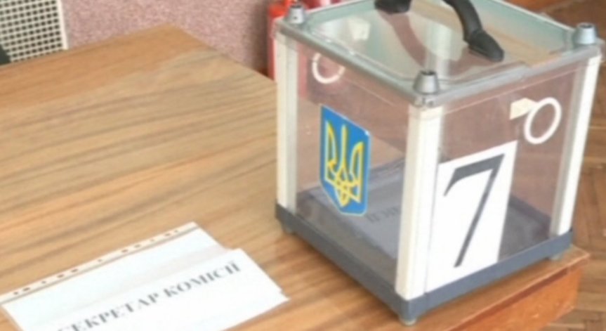 В Украйна започнаха предсрочни президентски избори