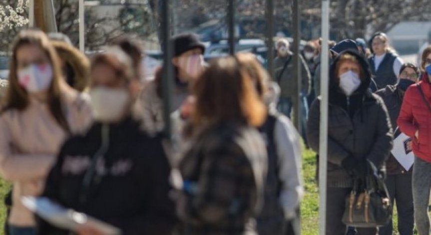 Безработните продължават да са повече от наетите