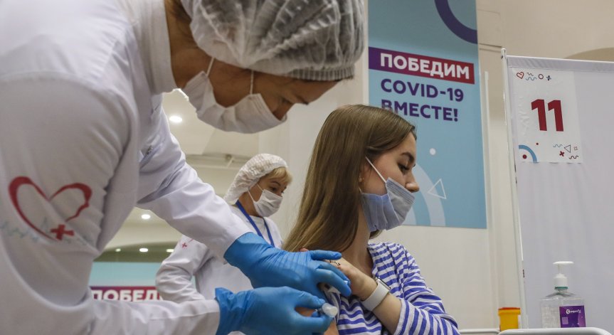 Преработват ваксината Sputnik V заради варианта Омикрон